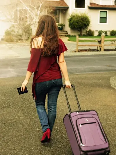 Leah-Lindsay-Walking-with-Suitcase