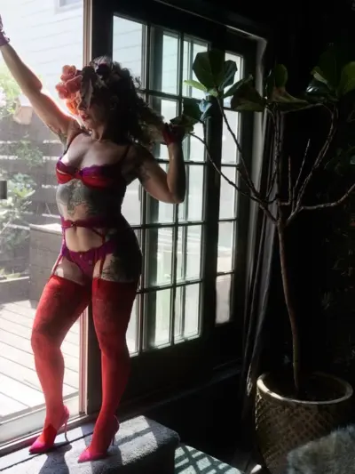 Hextyn_red_lingerie_doorway