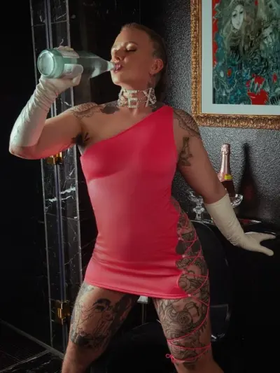 escort-drinking-water-for-watersports